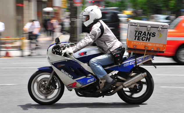 Suzuki GSX-R400 Delivery