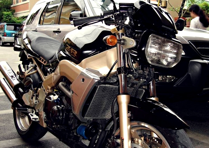 Kawasaki Xanthus ZR400 10