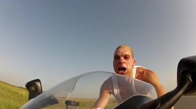 Ngebut 250 Kmh Tanpa Helm