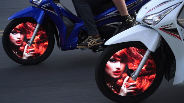 Moto Wheelie - Velg Bergambar