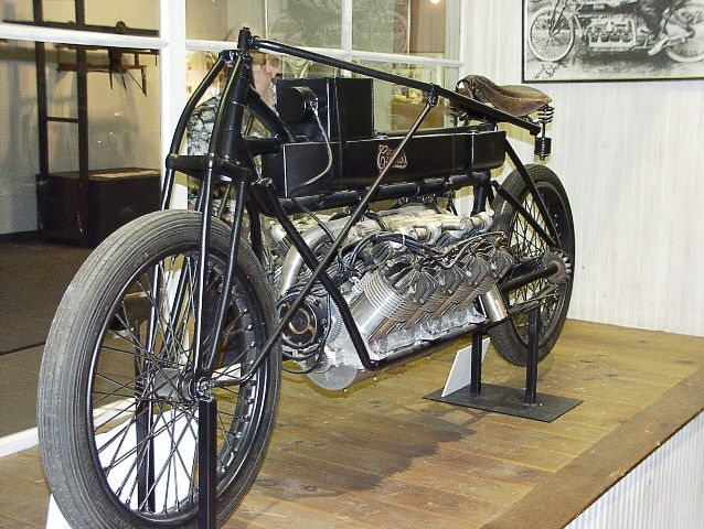 Motor Bermesin V8 8 Silinder