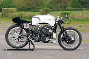 Motor Bermesin V8 8 Silinder