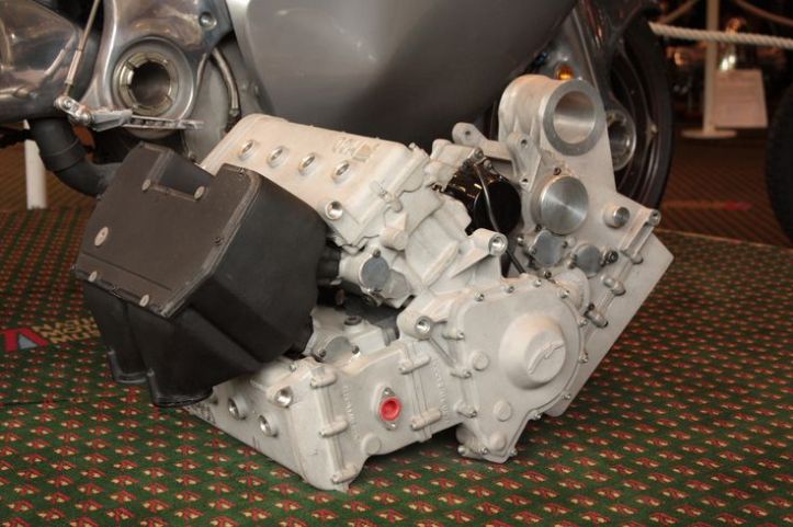Motor Bermesin V8 8 Silinder