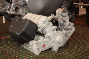 Motor Bermesin V8 8 Silinder