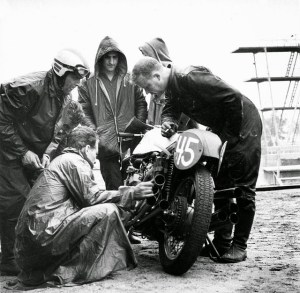 Motor Bermesin V8 8 Silinder