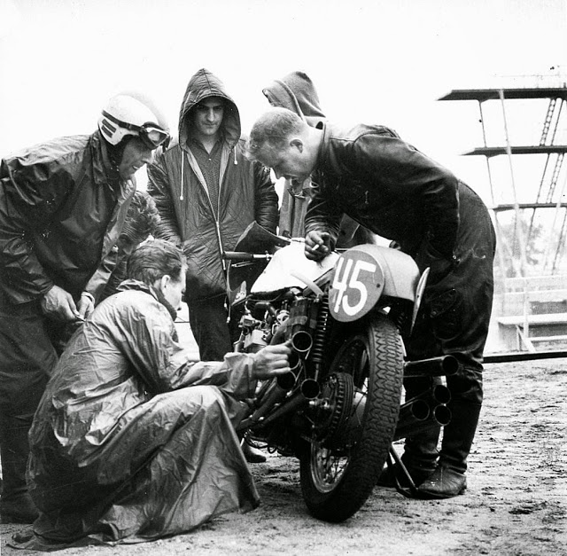 Motor Bermesin V8 8 Silinder Motor Bermesin V8 8 Silinder