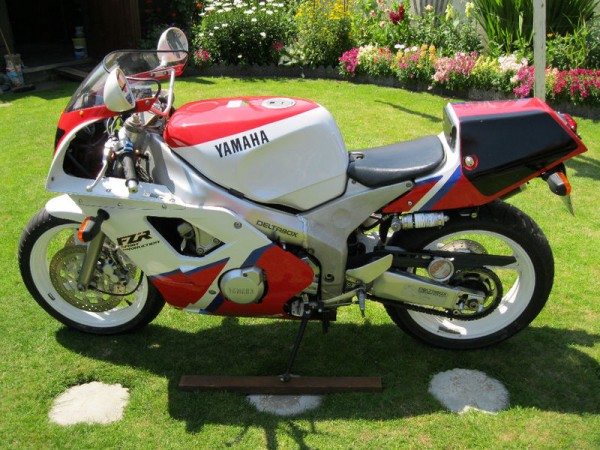 Battle of Classic 400cc Sportbike : Yamaha FZR400RR SP !