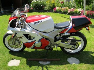 Battle of Classic 400cc Sportbike : Yamaha FZR400RR SP !