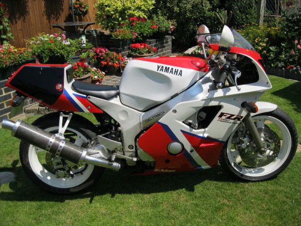 Battle of Classic 400cc Sportbike : Yamaha FZR400RR SP !